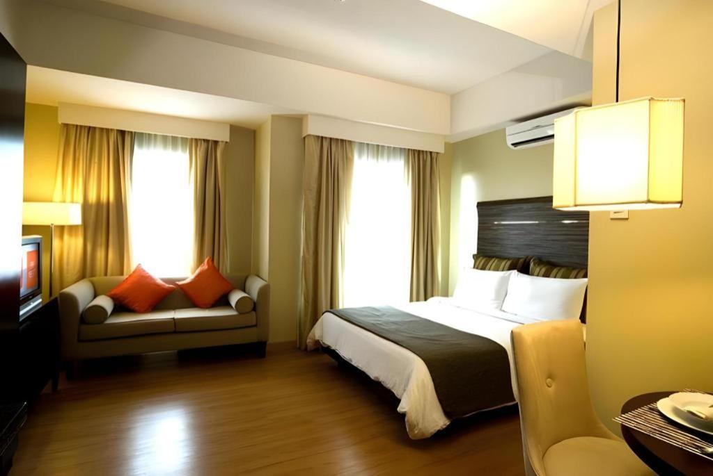 Lancaster Hotel Mandaluyong Exterior foto