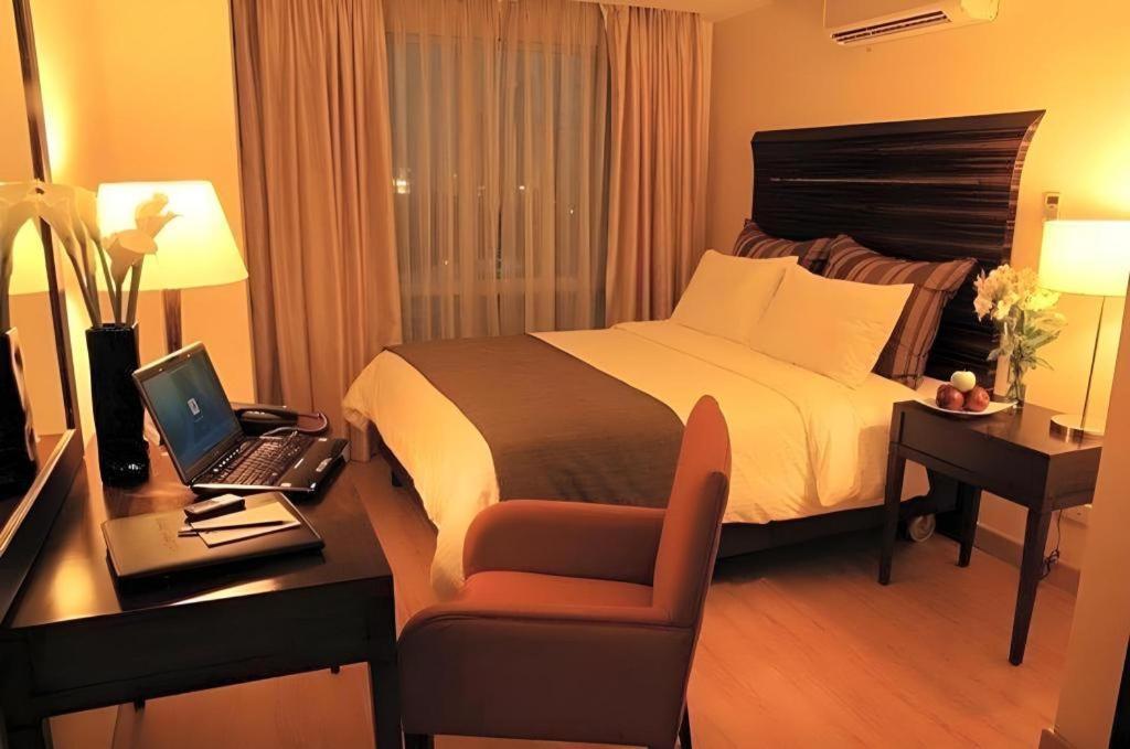 Lancaster Hotel Mandaluyong Exterior foto