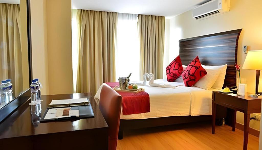Lancaster Hotel Mandaluyong Exterior foto