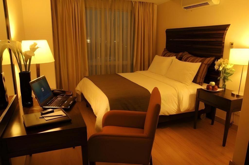 Lancaster Hotel Mandaluyong Exterior foto