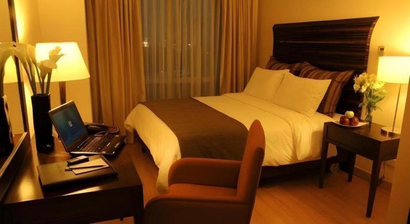 Lancaster Hotel Mandaluyong Exterior foto